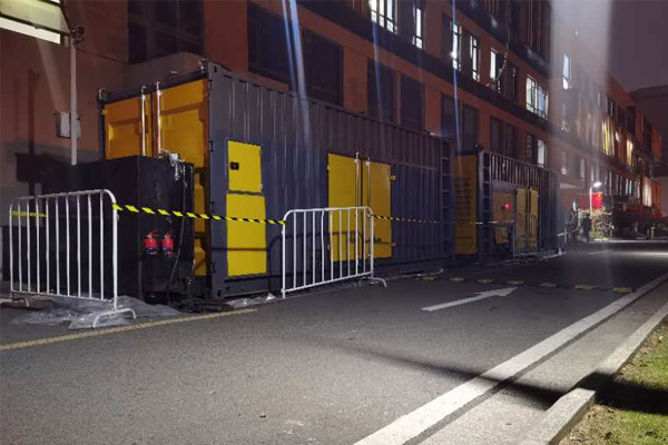 靖江柴油发电机组的输出电压是如何调节的？